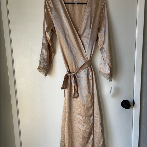 FLORA Other - Silky Tan Wrap Robe with Lace Trim